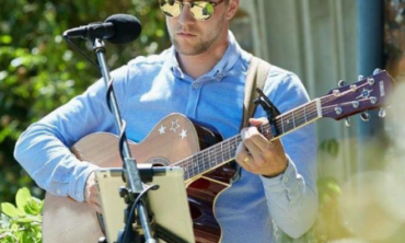 Three Reasons to Choose an Acoustic Act for Your Christmas Lunch Party